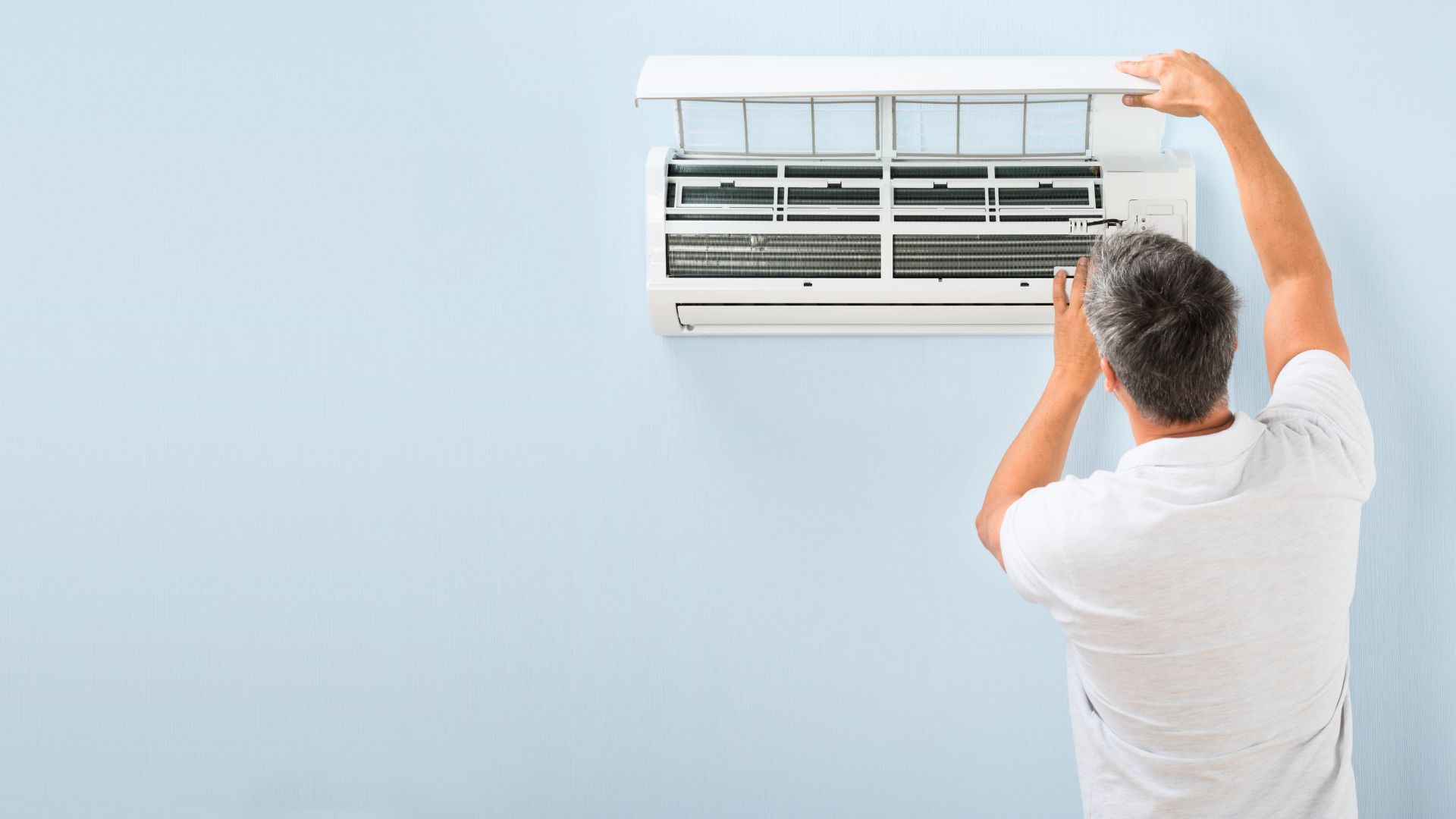 Técnico de refrigeración y electricidad trabajando en Málaga